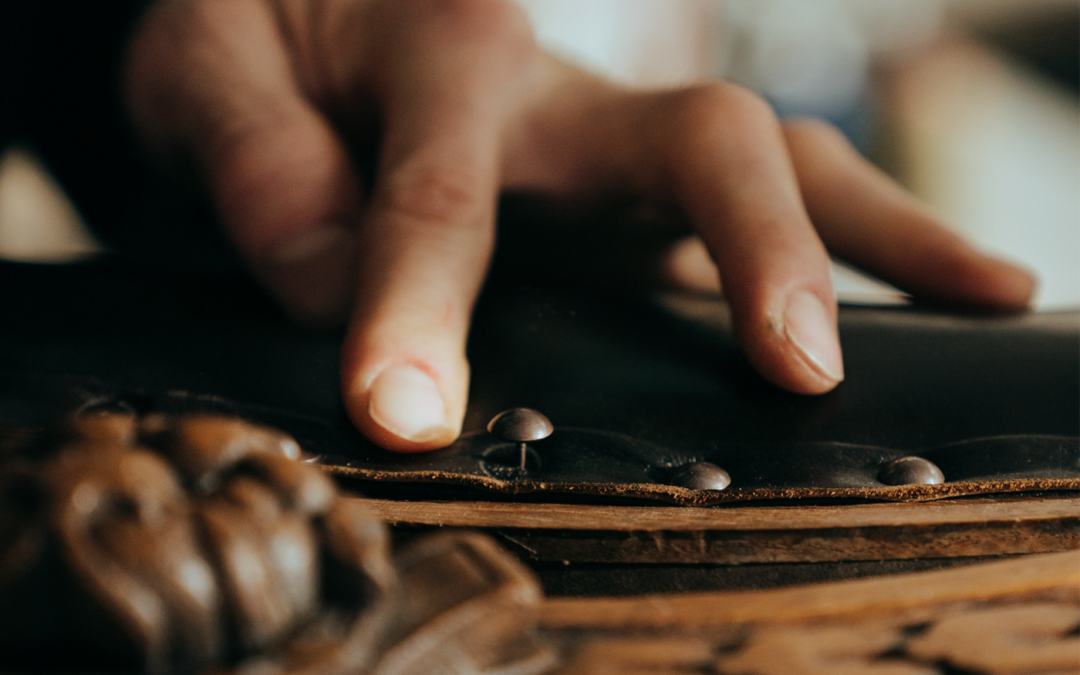 Filmează un meşter popular când lucrează