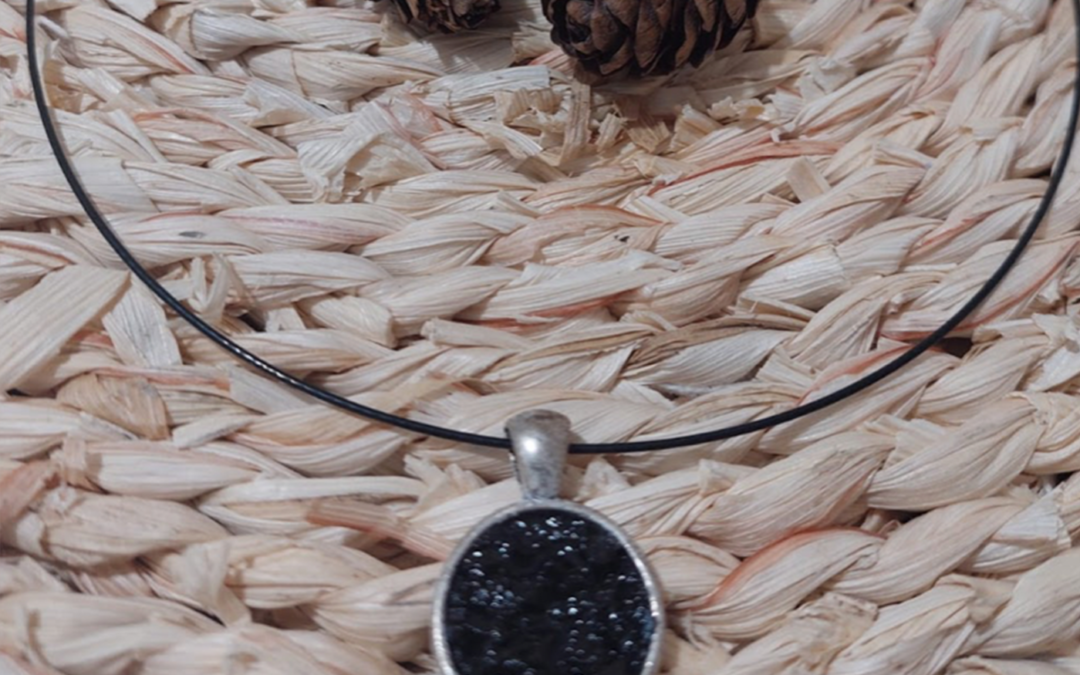 Pandantiv cu pietre locale